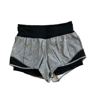 Lululemon Short Hotty Hot Women Size 4 Fractal Alpine White Black Running W7AIMS